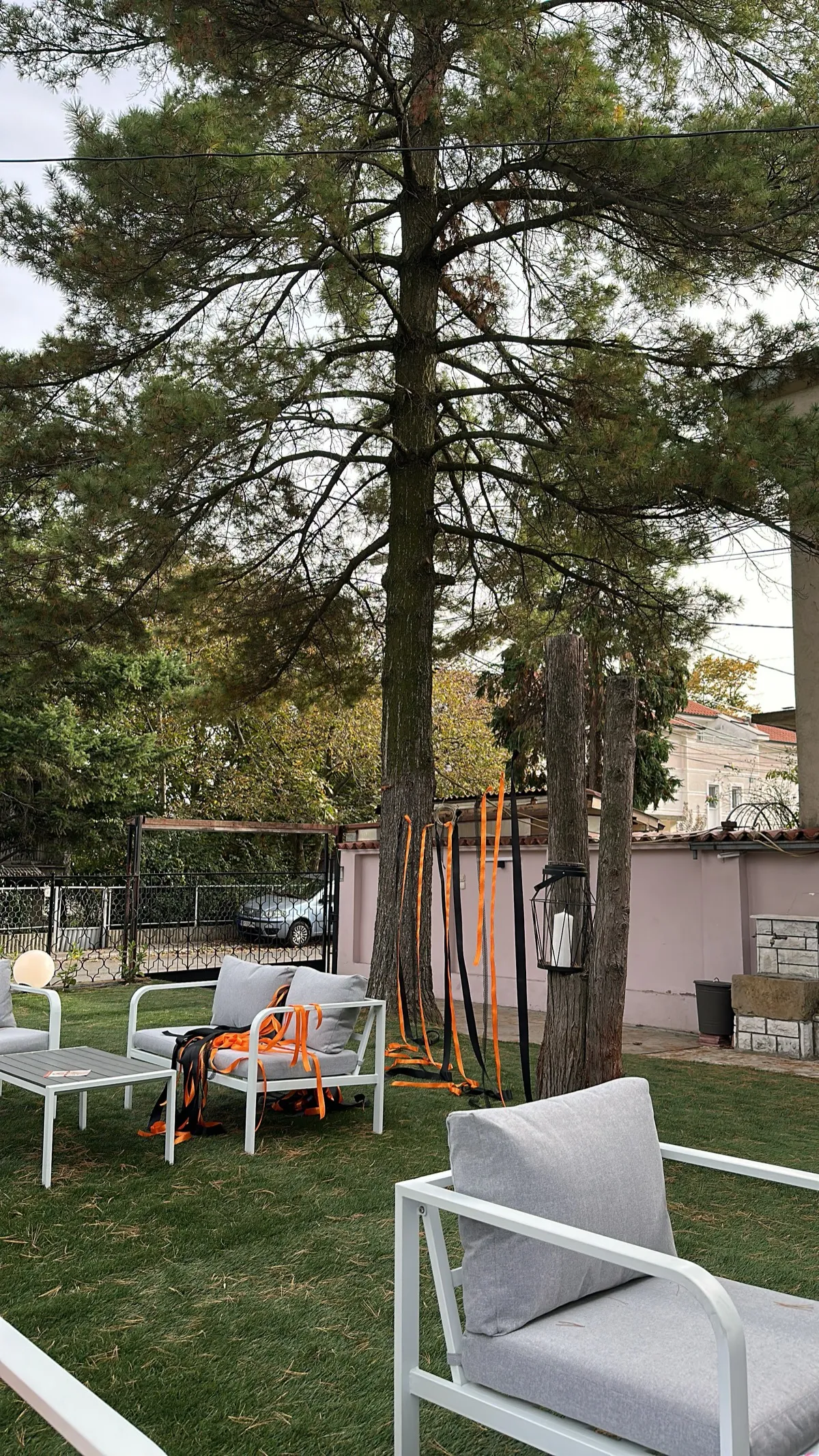 Dvorište sa zelenilom i belim nameštajem