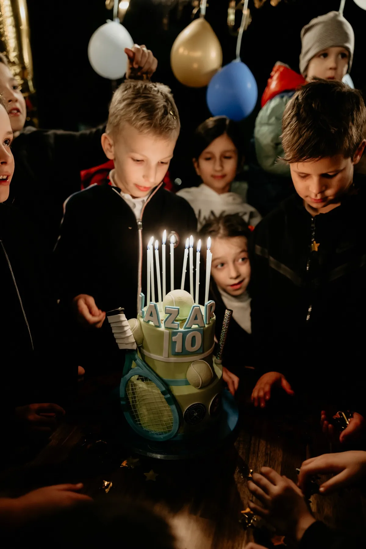 Torta sa svećicama na rođendanskoj proslavi