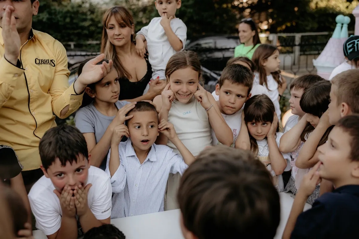 Deca plešu na rođendanskoj zabavi