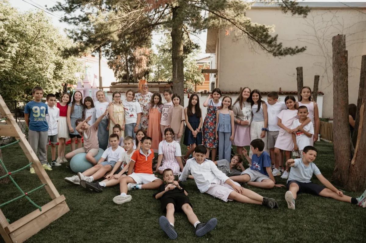 Grupna fotografija sa rođendana
